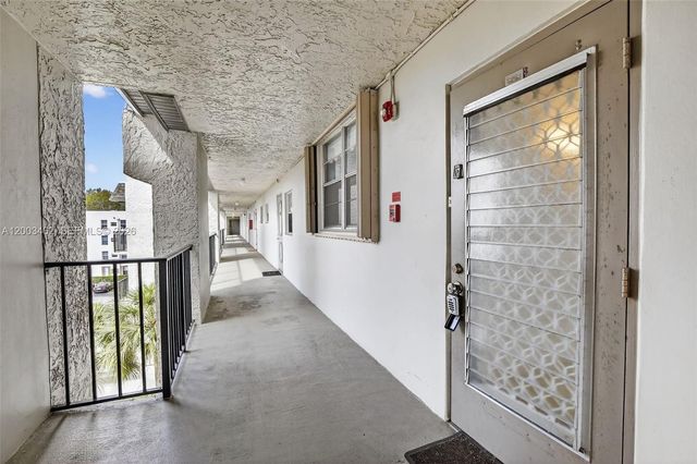 9235 Lagoon Pl 404, Davie, FL 33324