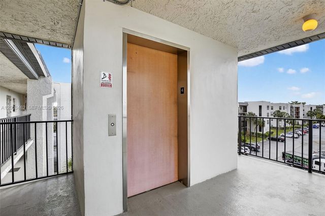 9235 Lagoon Pl 404, Davie, FL 33324