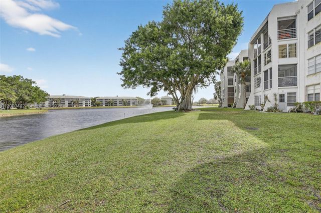 9235 Lagoon Pl 404, Davie, FL 33324