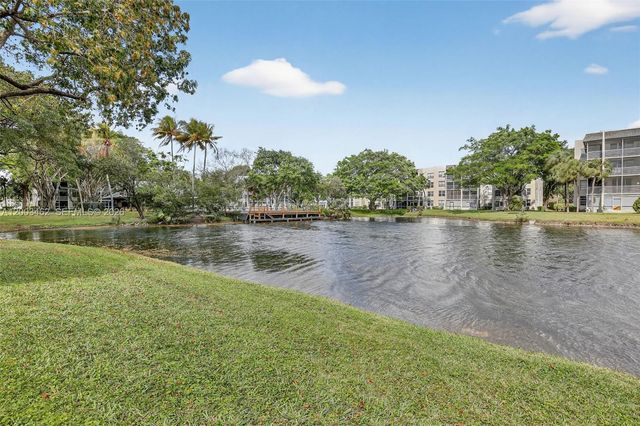9235 Lagoon Pl 404, Davie, FL 33324