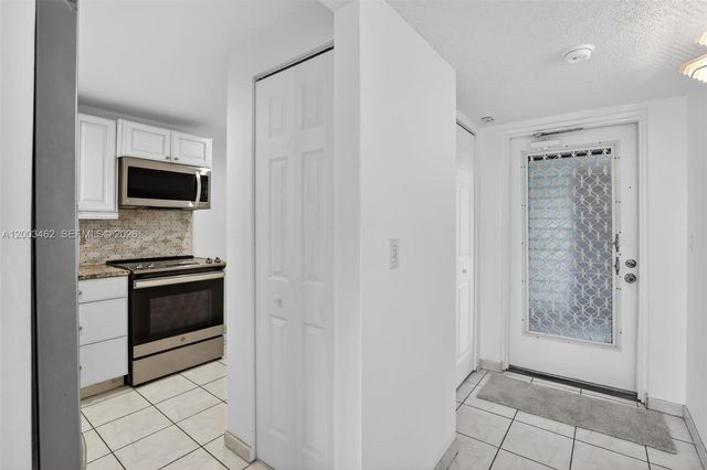 9235 Lagoon Pl 404, Davie, FL 33324