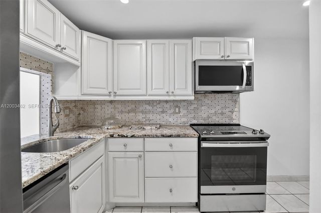 9235 Lagoon Pl 404, Davie, FL 33324