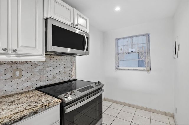 9235 Lagoon Pl 404, Davie, FL 33324