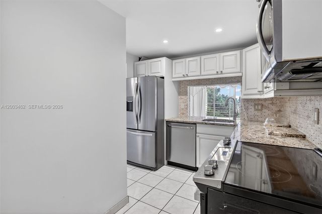 9235 Lagoon Pl 404, Davie, FL 33324