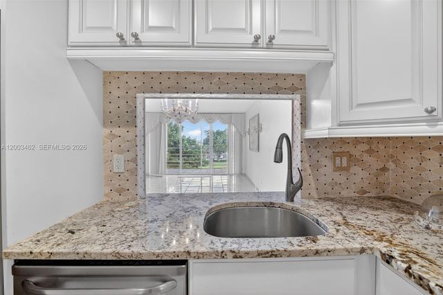 9235 Lagoon Pl 404, Davie, FL 33324