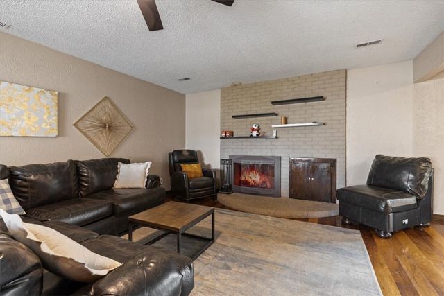 1802 SE Crouch Street, Bentonville, AR 72712