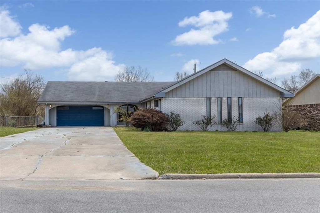 1802 SE Crouch Street, Bentonville, AR 72712