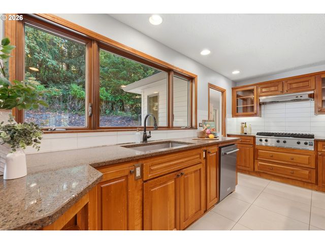 18132 WESTVIEW Dr, Lake Oswego, OR 97034
