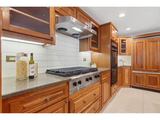 18132 WESTVIEW Dr, Lake Oswego, OR 97034