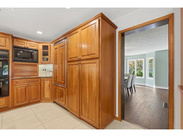 18132 WESTVIEW Dr, Lake Oswego, OR 97034