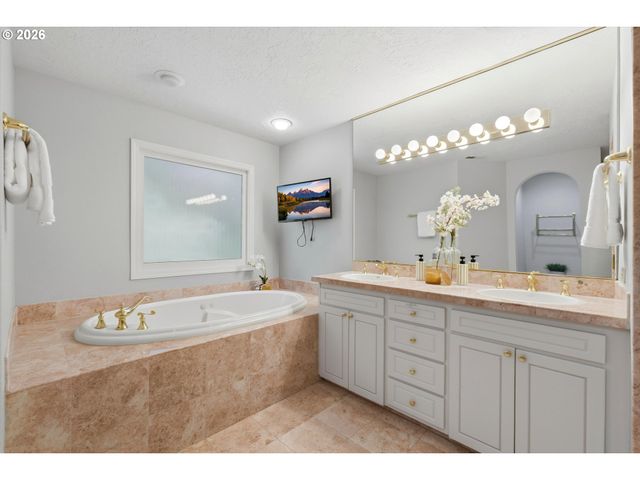 18132 WESTVIEW Dr, Lake Oswego, OR 97034