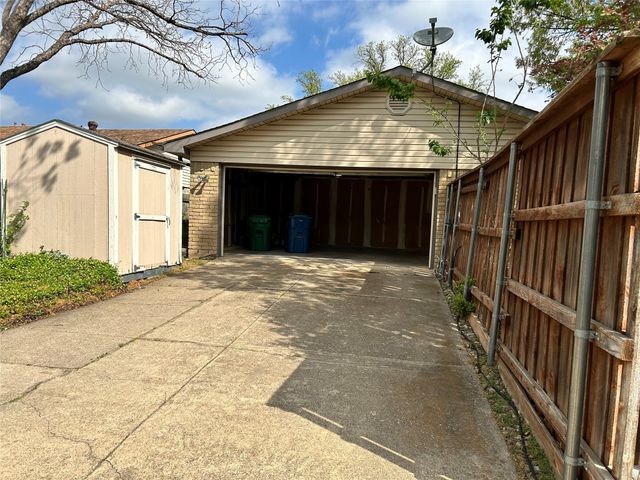 1806 Clear Creek Lane, Carrollton, TX 75007