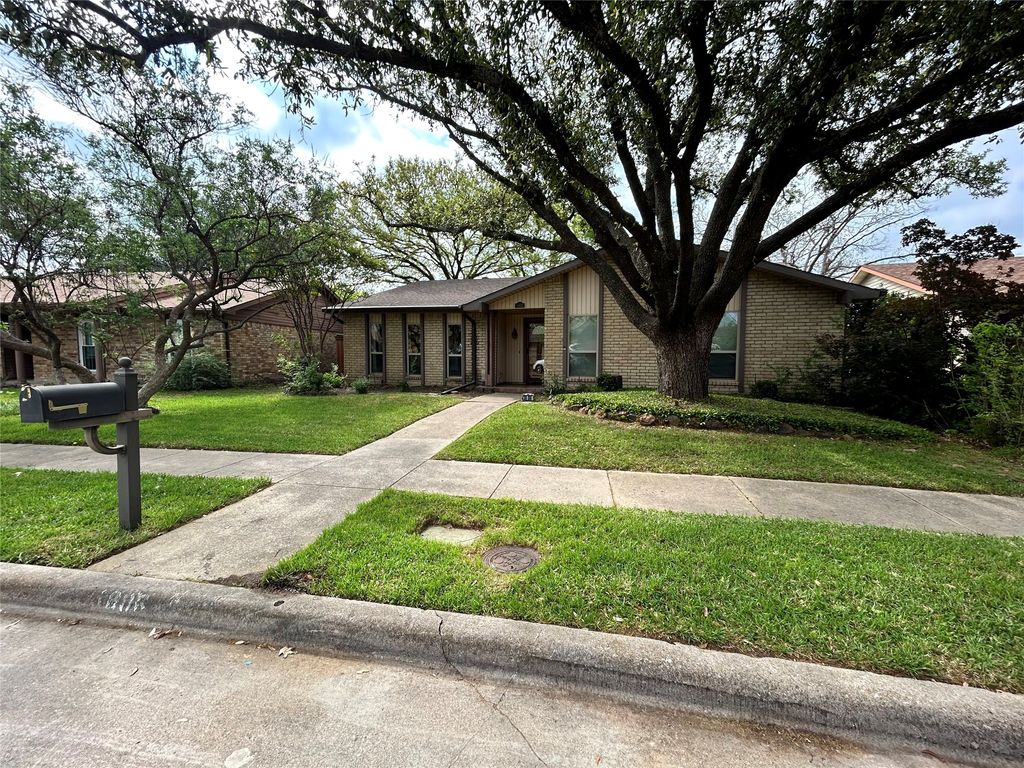 1806 Clear Creek Lane, Carrollton, TX 75007