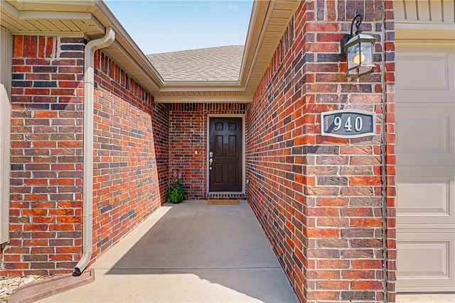 940 Silverthorn Drive, Centerton, AR 72719