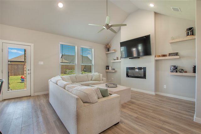 367 Oak Creek Drive, Lavon, TX 75166