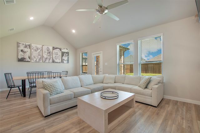 367 Oak Creek Drive, Lavon, TX 75166