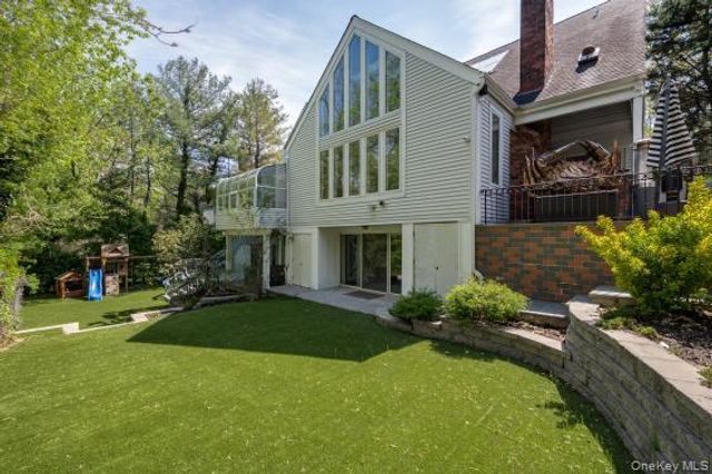 8 Verity Lane, Roslyn, NY 11576