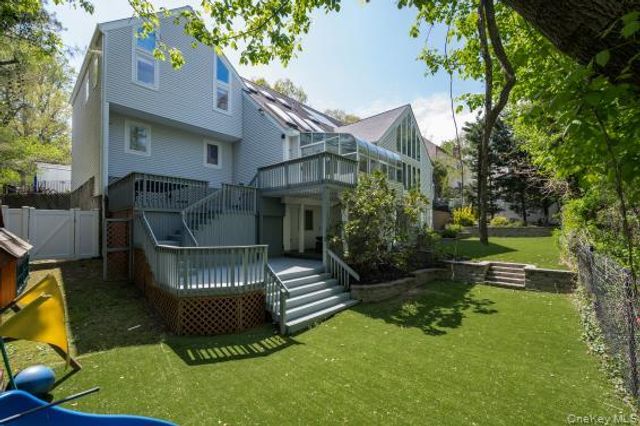 8 Verity Lane, Roslyn, NY 11576