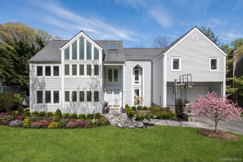 8 Verity Lane, Roslyn, NY 11576