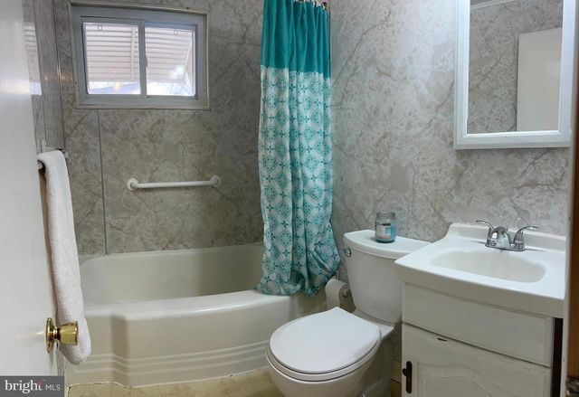 2112 N LEE LN, Aston, PA 19014