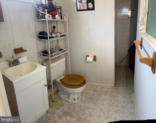 2112 N LEE LN, Aston, PA 19014