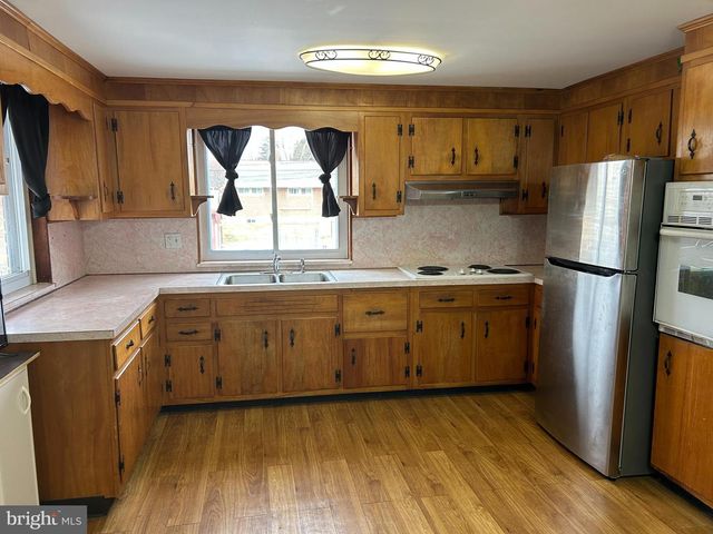 2112 N LEE LN, Aston, PA 19014