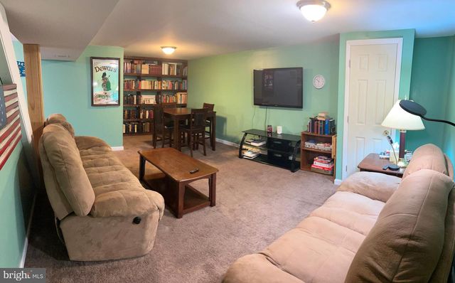 2112 N LEE LN, Aston, PA 19014