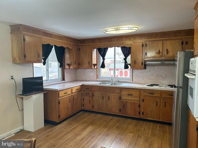 2112 N LEE LN, Aston, PA 19014