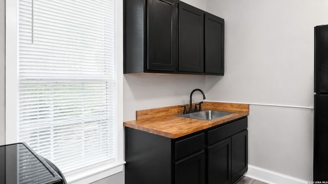 215 S BRAZOS ST, San Antonio, TX 78207