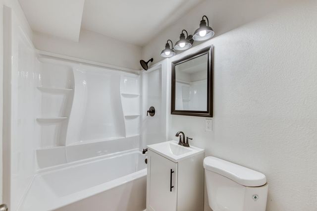 2817 E Indianapolis Avenue, Fresno, CA 93726