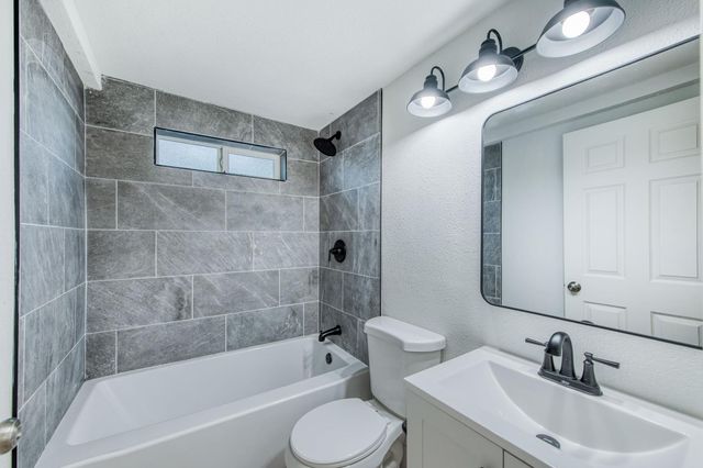 2817 E Indianapolis Avenue, Fresno, CA 93726