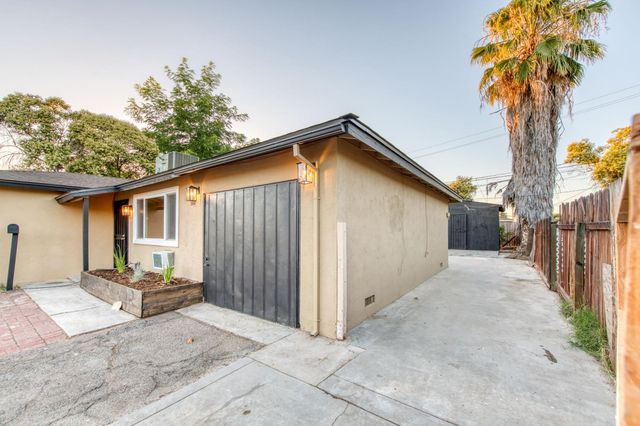 2817 E Indianapolis Avenue, Fresno, CA 93726