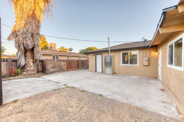 2817 E Indianapolis Avenue, Fresno, CA 93726