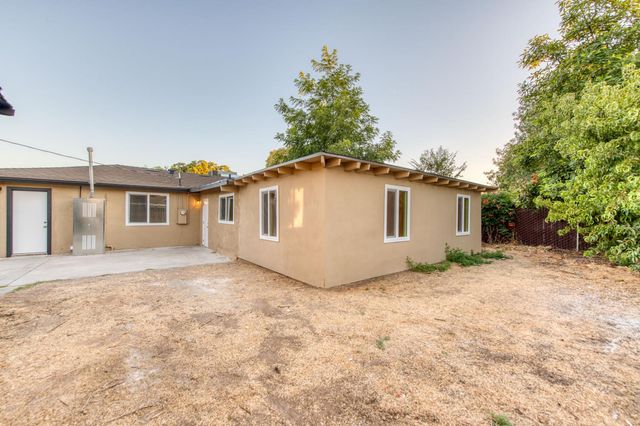 2817 E Indianapolis Avenue, Fresno, CA 93726