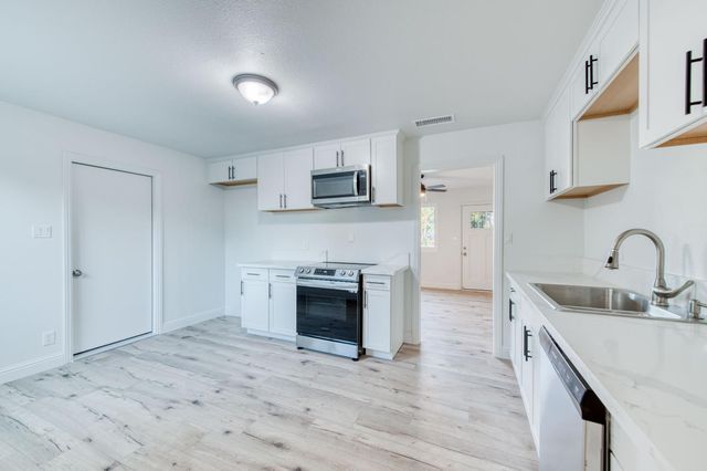 2817 E Indianapolis Avenue, Fresno, CA 93726