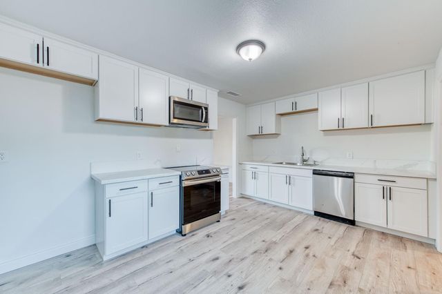 2817 E Indianapolis Avenue, Fresno, CA 93726