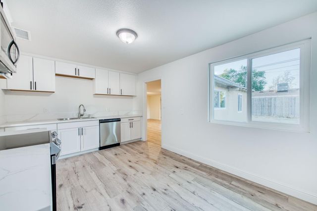 2817 E Indianapolis Avenue, Fresno, CA 93726