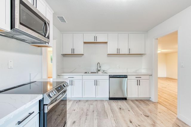 2817 E Indianapolis Avenue, Fresno, CA 93726