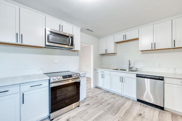 2817 E Indianapolis Avenue, Fresno, CA 93726