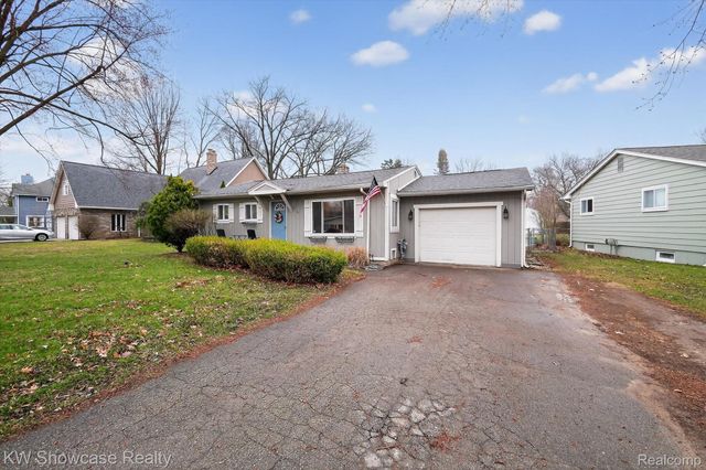 341 Rustic Circle, White Lake Charter Township, MI 48386