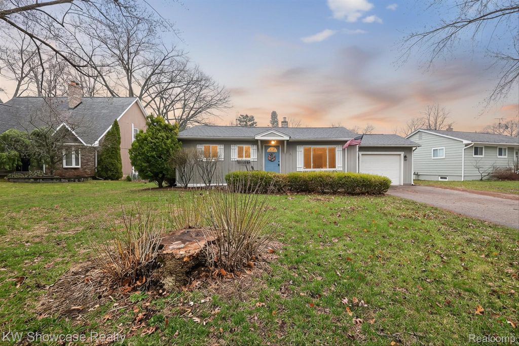 341 Rustic Circle, White Lake Charter Township, MI 48386