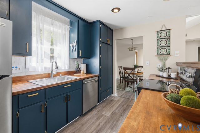 7710 Lake Shore Dr, North Chesterfield, VA 23235