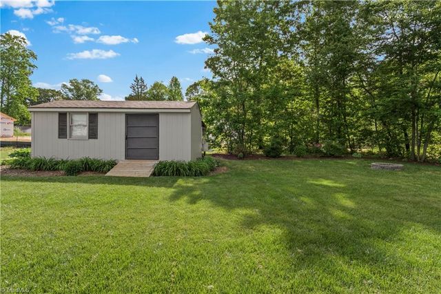 2413 Timber Oaks Lane, Kernersville, NC 27284