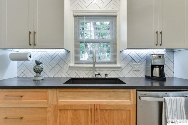 1721 N 49th Street, Omaha, NE 68104