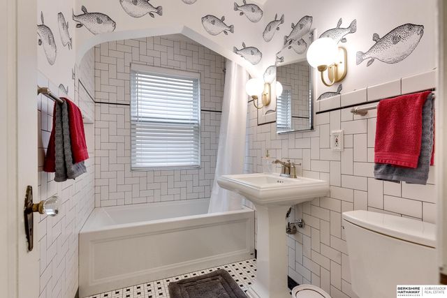 1721 N 49th Street, Omaha, NE 68104