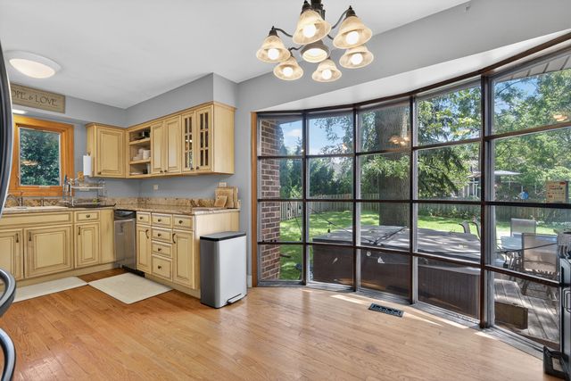 712 Pawnee Lane, Naperville, IL 60563