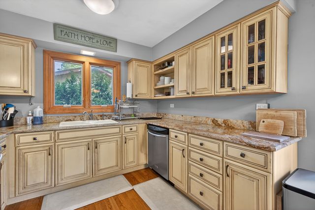 712 Pawnee Lane, Naperville, IL 60563
