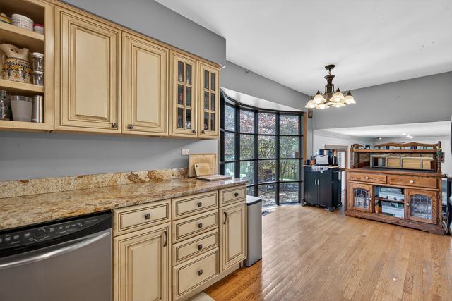 712 Pawnee Lane, Naperville, IL 60563
