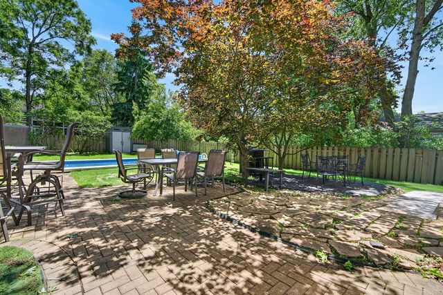 712 Pawnee Lane, Naperville, IL 60563