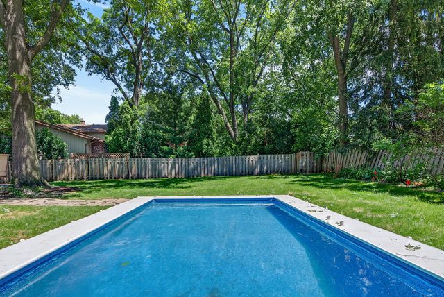 712 Pawnee Lane, Naperville, IL 60563